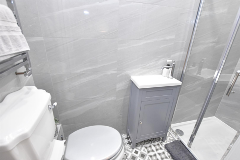 EN SUITE SHOWER ROOM