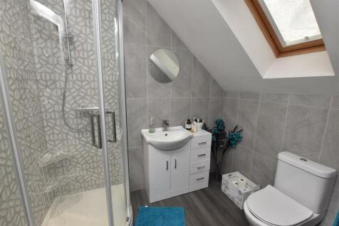 EN SUITE SHOWER ROOM/WC