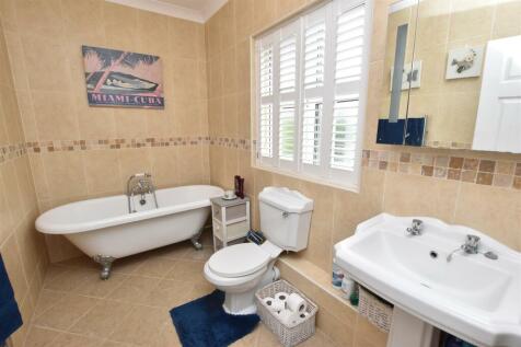 EN SUITE  BATHROOM