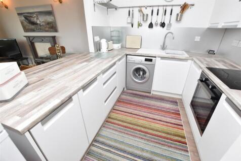 FITTED KITCHEN