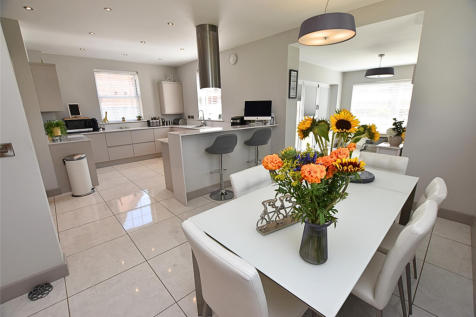 KITCHEN/DINING ROOM