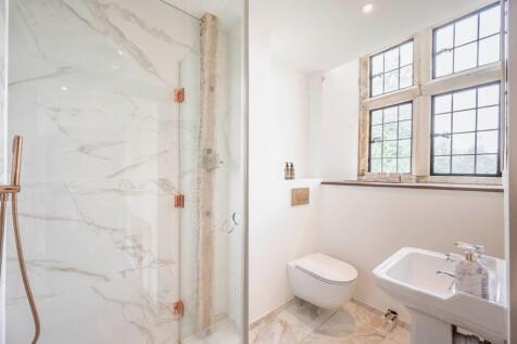 Second Floor Apartment En-Suite Shower Room