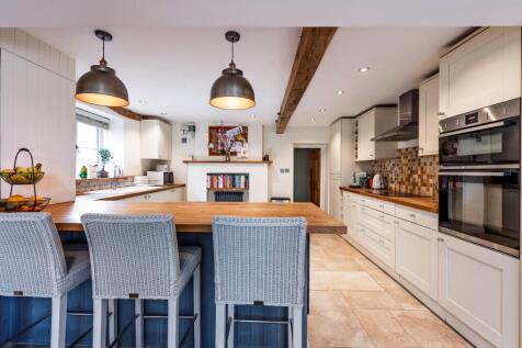 Kitchen &amp; Breakfast Bar