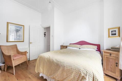 Bedroom 1.jpg