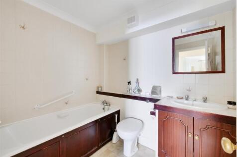 MASTER BATHROOM/WC