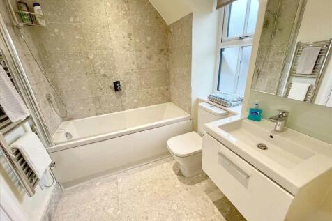EN SUITE BATHROOM/WC
