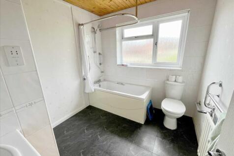 BATHROOM/WC