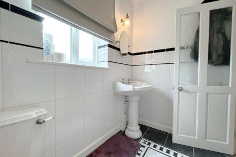 Ensuite to master bedroom