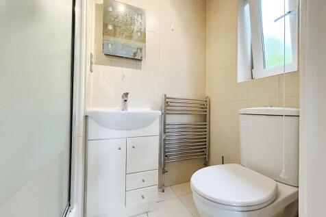 En-suite to bedroom 2