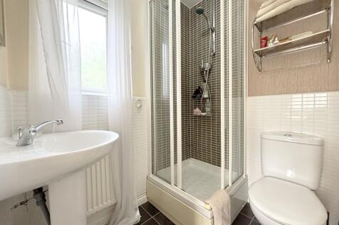 En-suite to bedroom 2