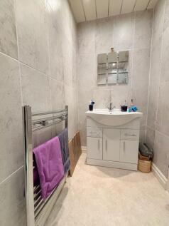 En-suite to bedroom 2
