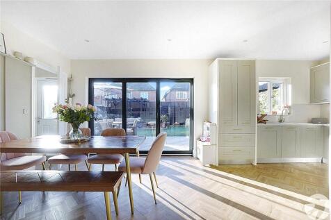 Lounge/Dining Area