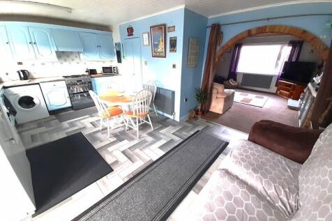 Family Room into Lounge