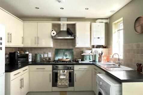 KITCHEN/DINING AREA