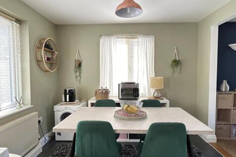 KITCHEN/DINING AREA