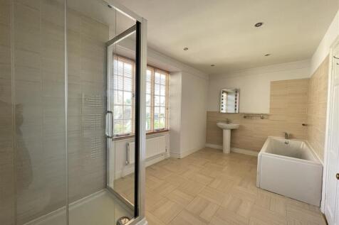 Ensuite (3).JPG