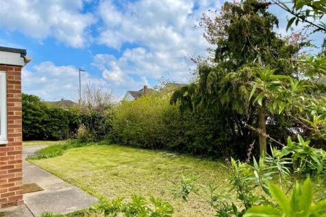 GARDEN AND PARKING