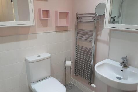 Principal Bedroom with Ensuite and Walk in Wardrob