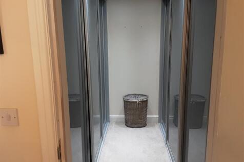 Principal Bedroom with Ensuite and Walk in Wardrob