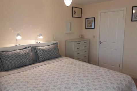 Principal Bedroom with Ensuite and Walk in Wardrob