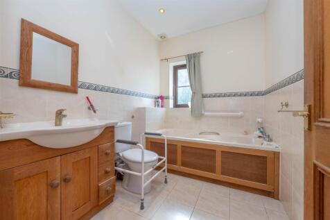 En-Suite Bathroom