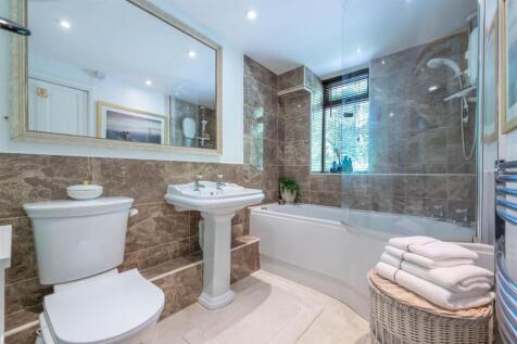 En-Suite Bathroom (Ground Floor)