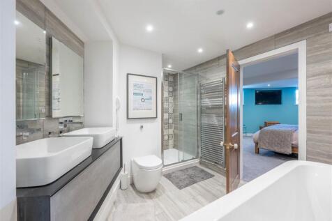 En-Suite Bathroom (LOWER GROUND FLOOR)