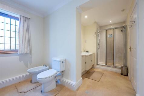 Principal Bedroom En-Suite 2