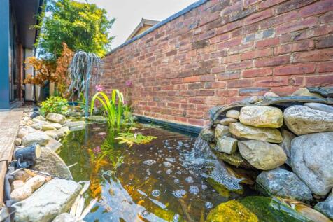Pond with Water Feature (Garden)