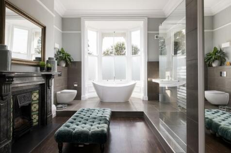 Dressing Room / Bathroom