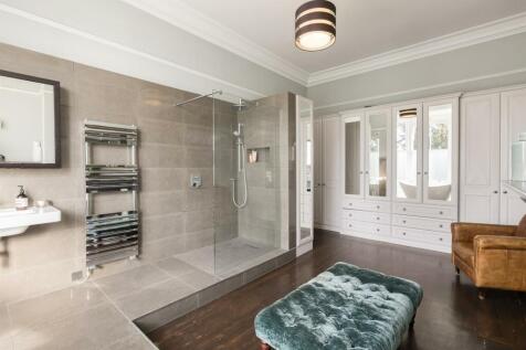 Dressing Room / Bathroom