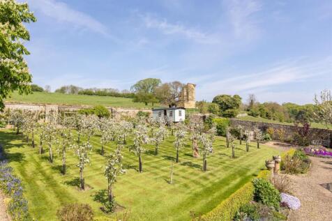 Orchard, Shepherd&#39;s Hut &amp; view of Castle