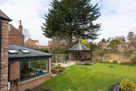 Garden &amp; Summerhouse