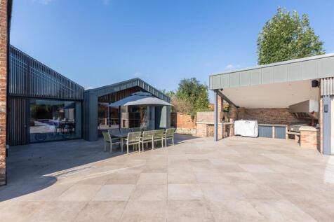 Terrace &amp; Outdoor Kitchen