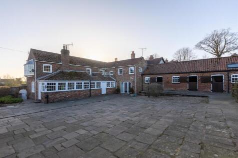 Farmhouse &amp; Courtyard