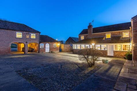 Farmhouse &amp; Courtyard