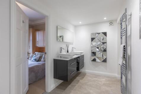 Jack &amp; Jill to Bedrooms 1 and 2