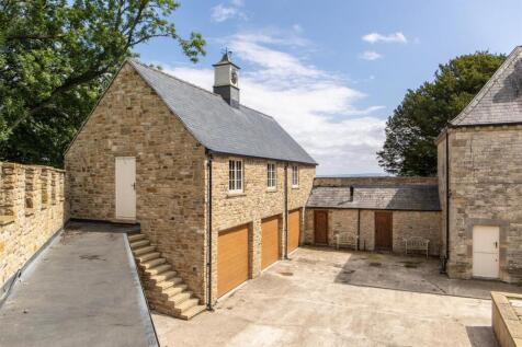 3-bay garage in Courtyard