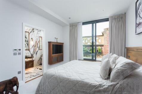 Bedroom 1 Suite