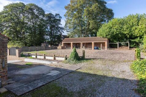 4-Bay Barn and Manège