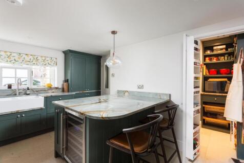 Kitchen Breakfast Room to Pantry