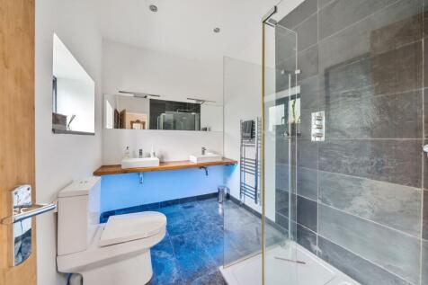 Bedroom 5 ensuite