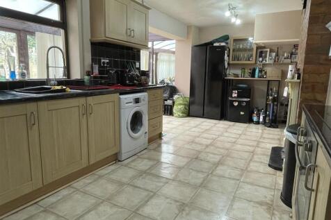 LARGE L-SHAPED KITCHEN