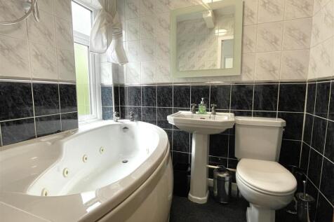 Bathroom2.JPG