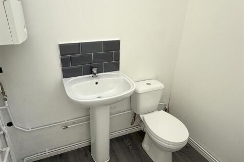 GROUND FLOOR W.C.