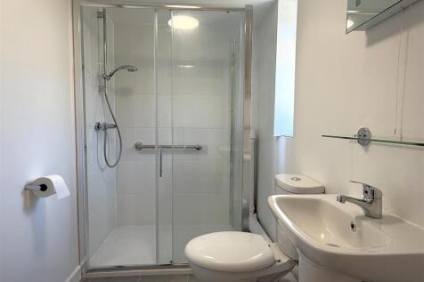 GUEST CLOAKROOM / SHOWER ROOM