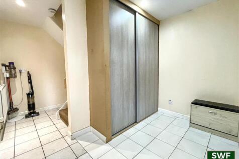 Hallway1.jpg