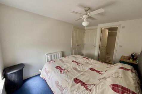 Bedroom 1 3.jpg