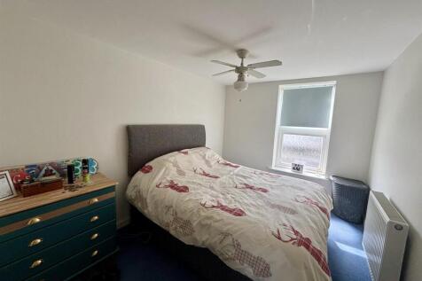 Bedroom 1.jpg
