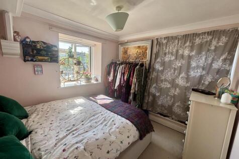 Bedroom 1.jpg